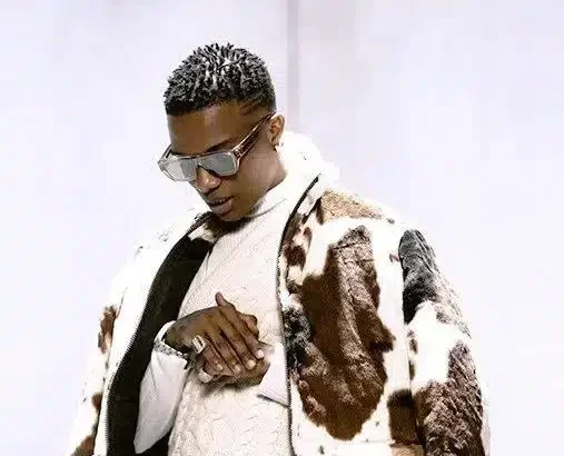 "Him no even shake body" - Wizkid unmoved as Carter Efe's 'Machala' is played in club (Video)