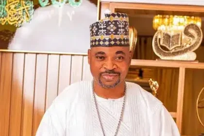 MC Oluomo visits Lagos neighborhood to share small bags of garri (Video)