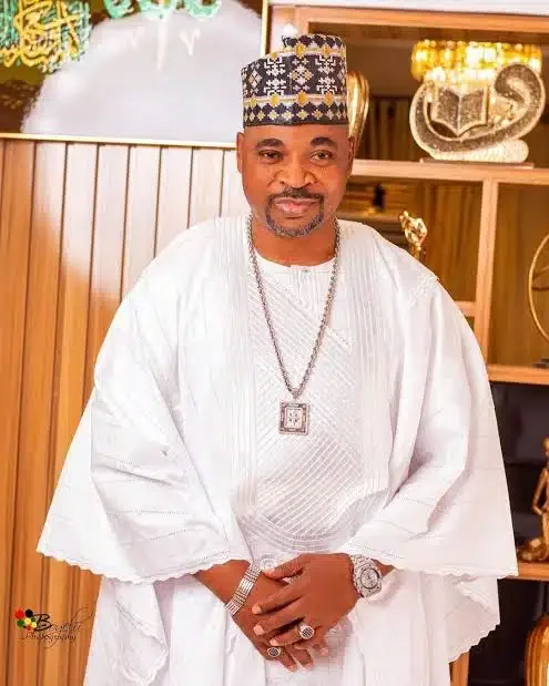 MC Oluomo visits Lagos neighborhood to share small bags of garri (Video)