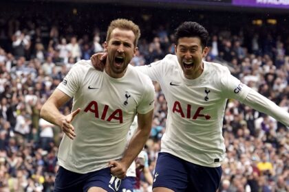 Harry Kane celebrates scoring his penalty with Heung-Min Son