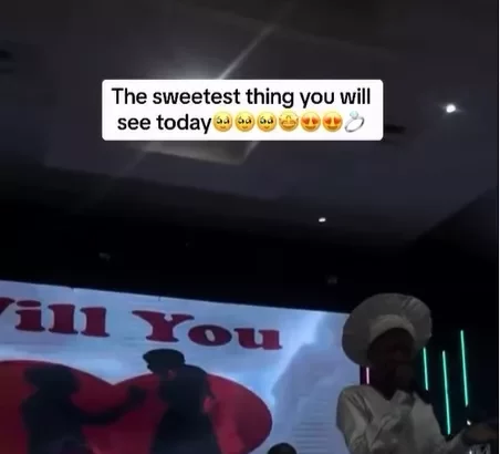 Man proposes to girlfriend while she was leading praise and worship