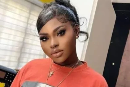 Mandy Kiss lectures her gender on why dating married men is essential