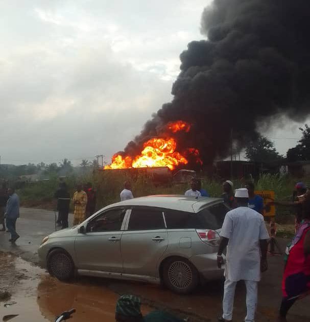 Four vehicles burnt as petrol tanker explodes along Ife-Ibadan expressway