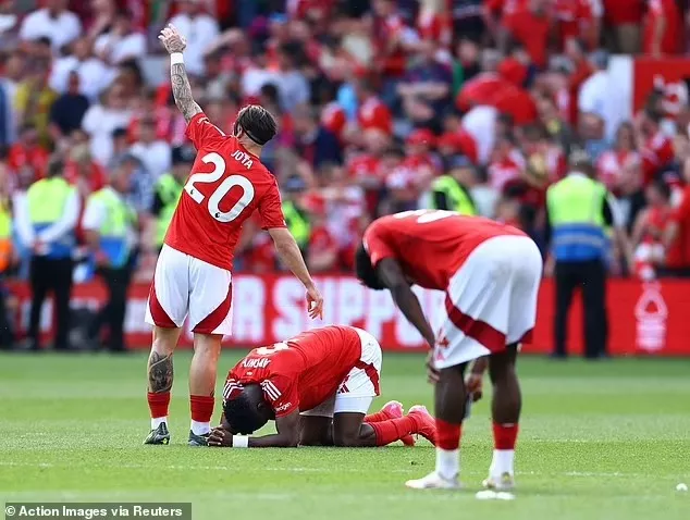 BREAKING NEWS - Nottingham Forest striker Taiwo Awoniyi taken to hospital for emergency surgery after colliding with post during 2-2 draw with Leicester