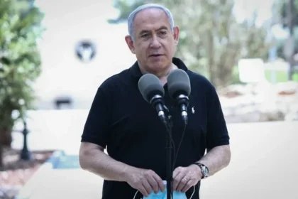 Netanyahu visits western wall, prays for wellbeing of Israeli soldiers