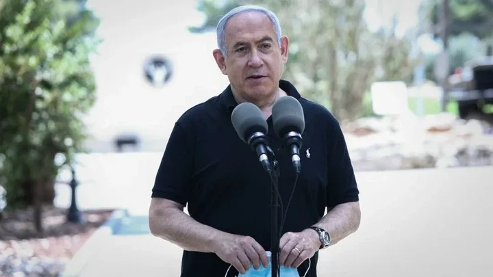 Netanyahu visits western wall, prays for wellbeing of Israeli soldiers