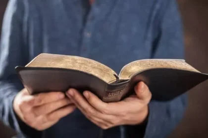 7 Bible Verses to Read Right Before Bed